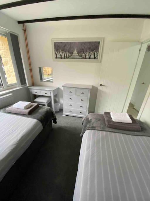 Beautiful Renovated Former Coach House Ландейло Екстериор снимка