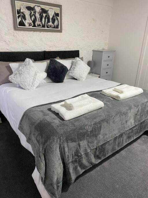 Beautiful Renovated Former Coach House Ландейло Екстериор снимка