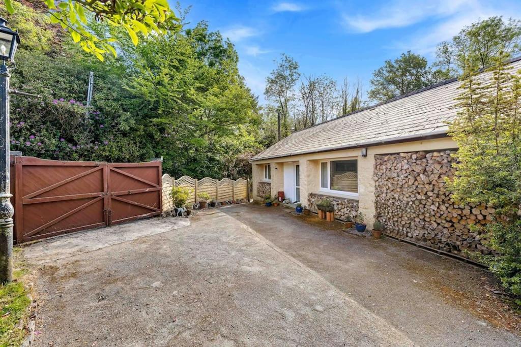 Beautiful Renovated Former Coach House Ландейло Екстериор снимка