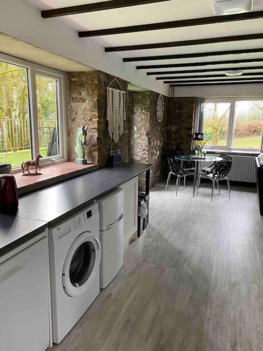 Beautiful Renovated Former Coach House Ландейло Екстериор снимка