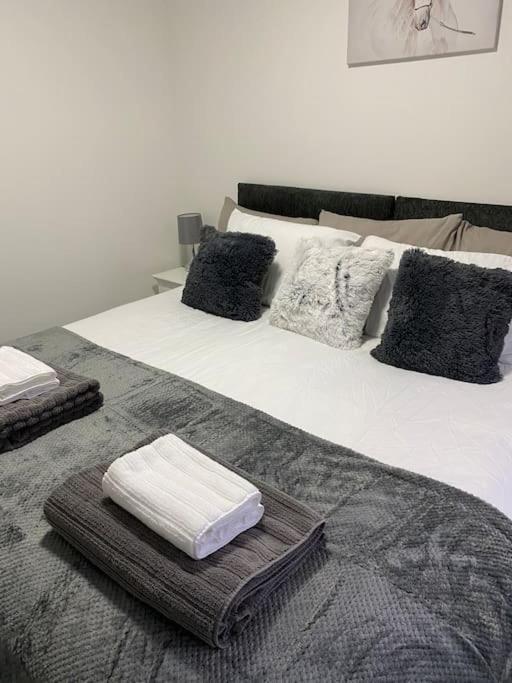 Beautiful Renovated Former Coach House Ландейло Екстериор снимка
