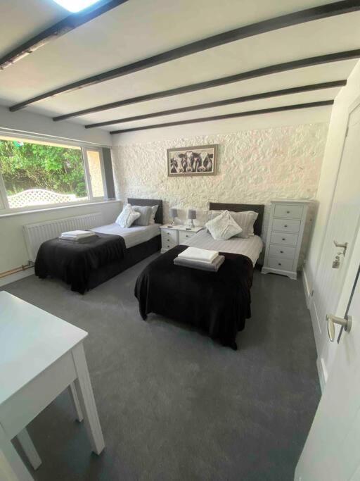 Beautiful Renovated Former Coach House Ландейло Екстериор снимка